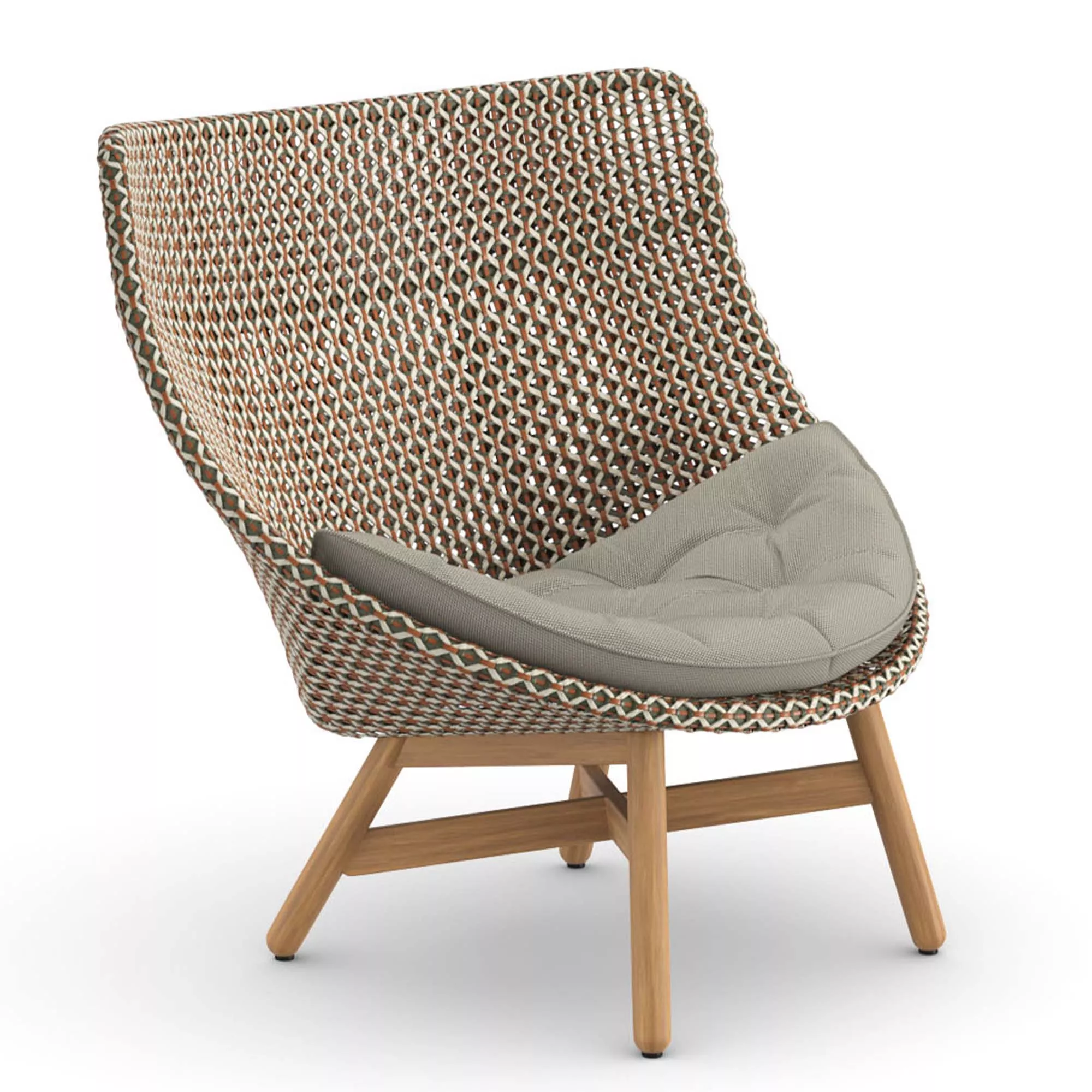 Dedon Mbrace Geflecht Loungesessel mit grauem Kissen und Holzbeinen ohne Hintergrund