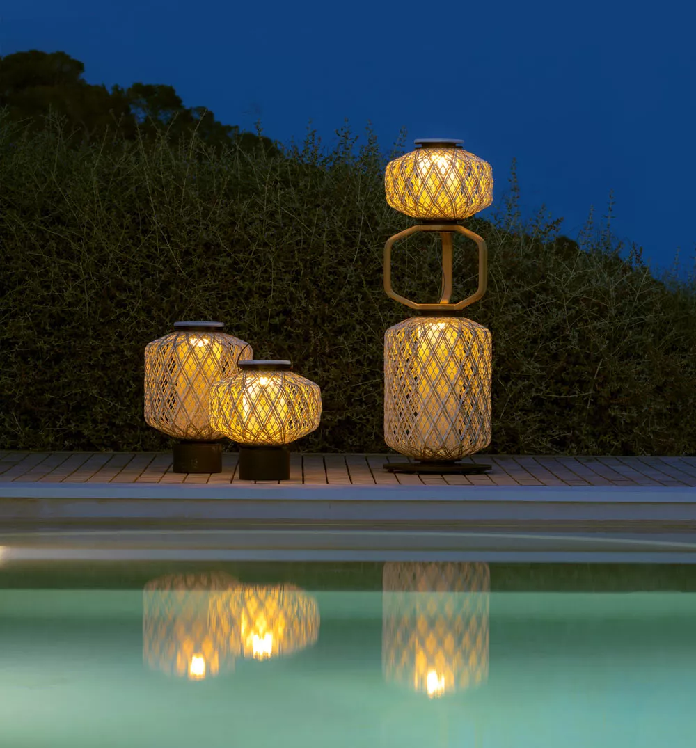 Dedon The Others Gartenleuchte Laterne leuchtet am Pool bei Nacht und schafft eine gemütliche Atmosphäre im Garten