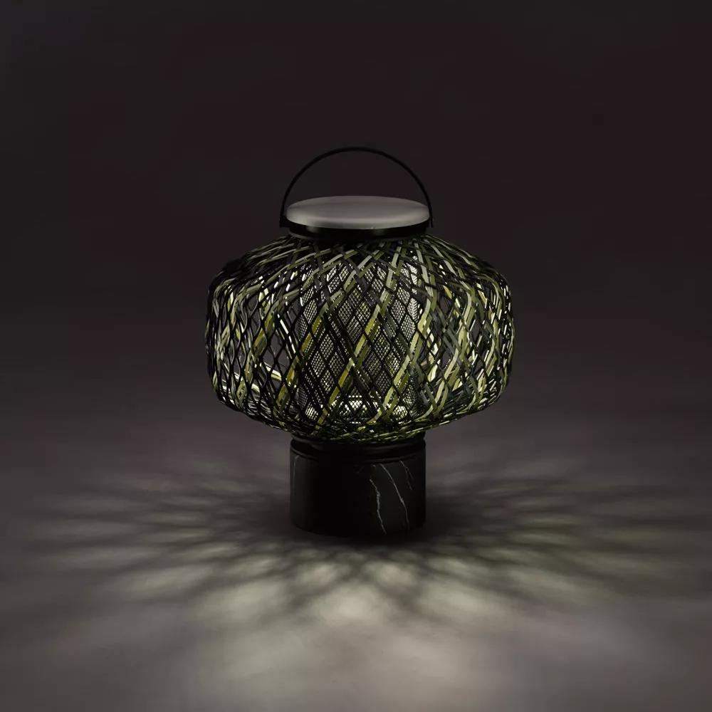 Dedon The Others Gartenleuchte Laterne in dunkler Umgebung mit leuchtendem Muster auf dem Boden