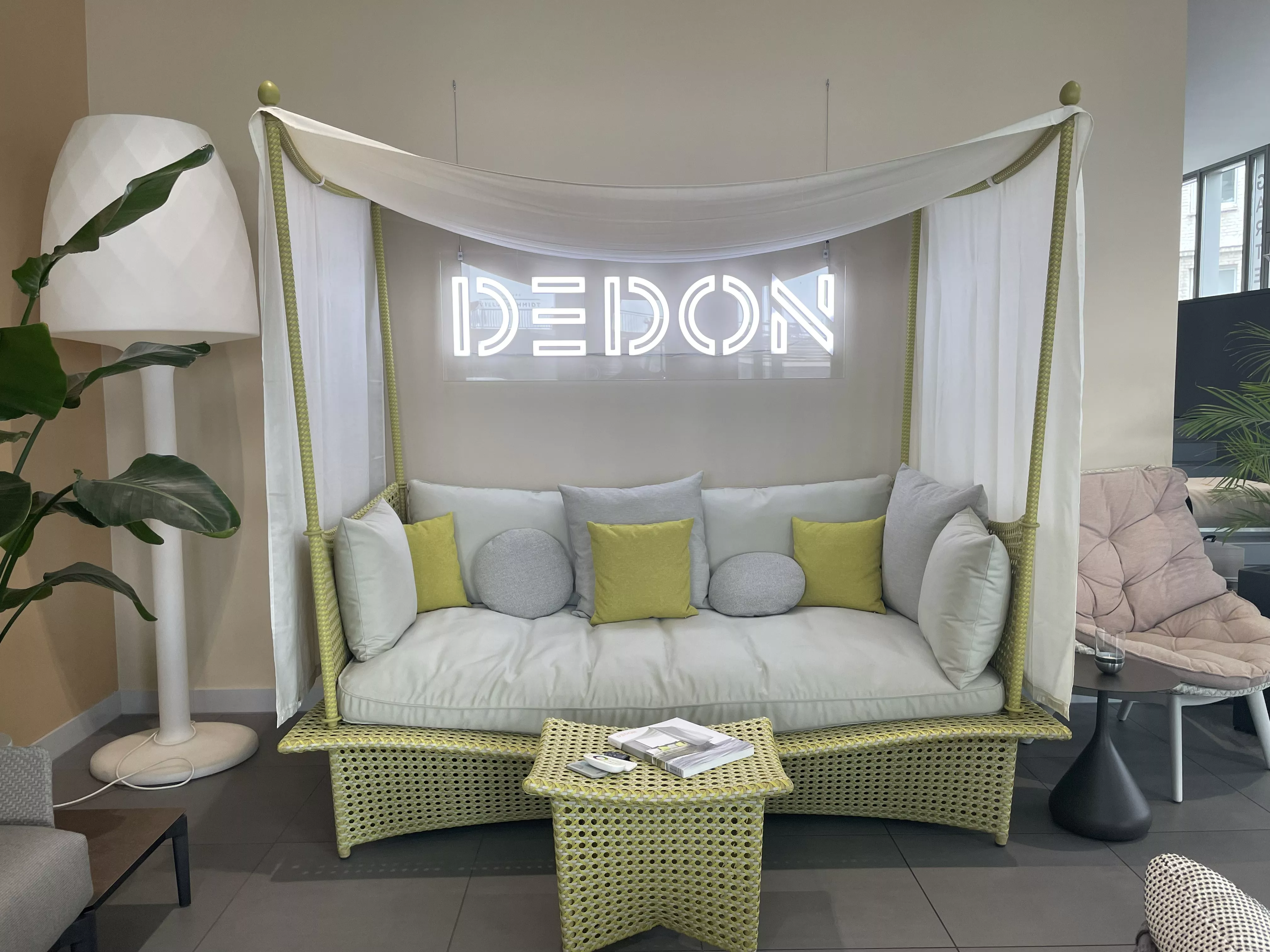 DEDON DAYDREAM Daybed inkl. Beistelltisch & Dekokissen | 40% Outletrabatt