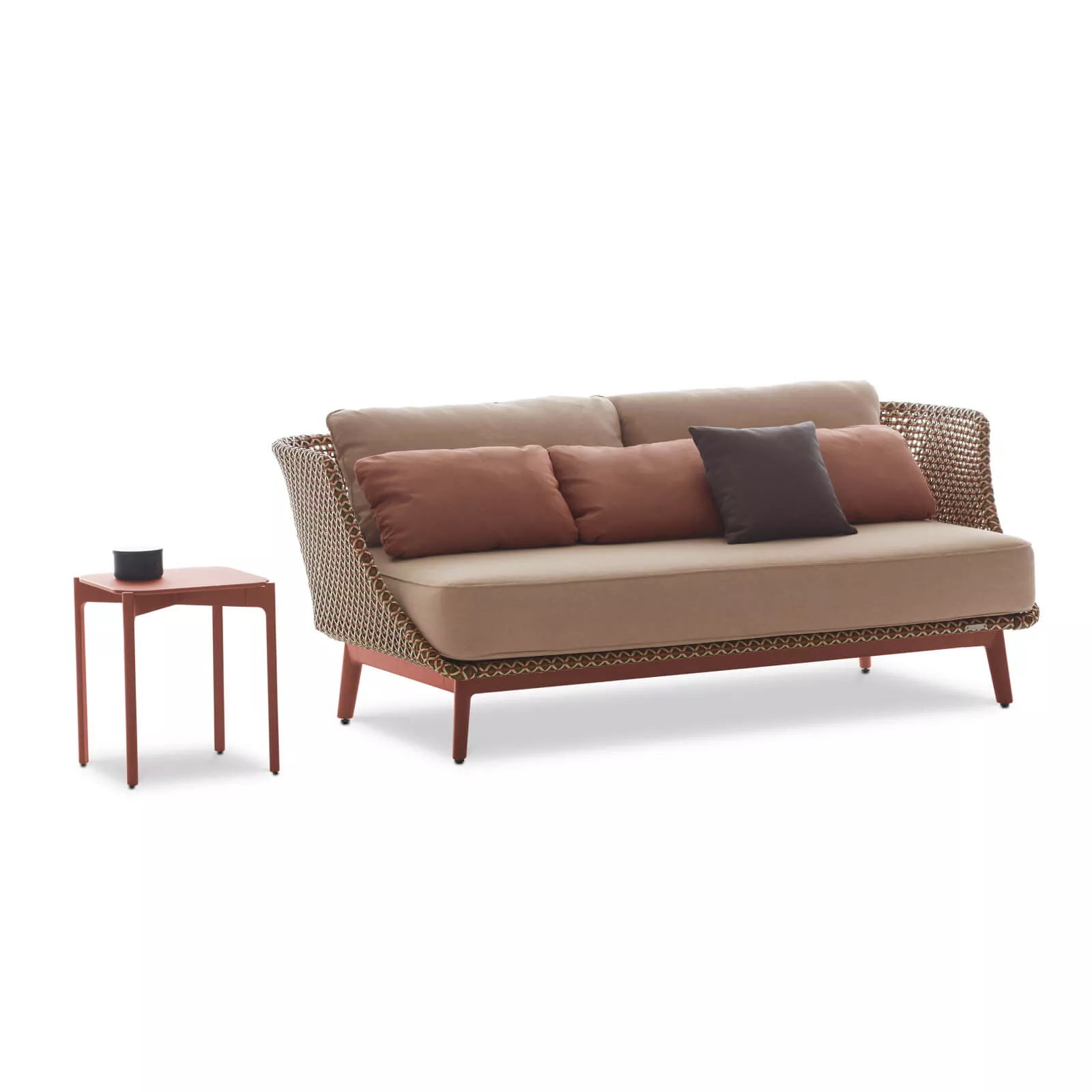 Dedon Mbarq 3er Sofa in Beige und Braun mit passendem Beistelltisch auf weißem Hintergrund