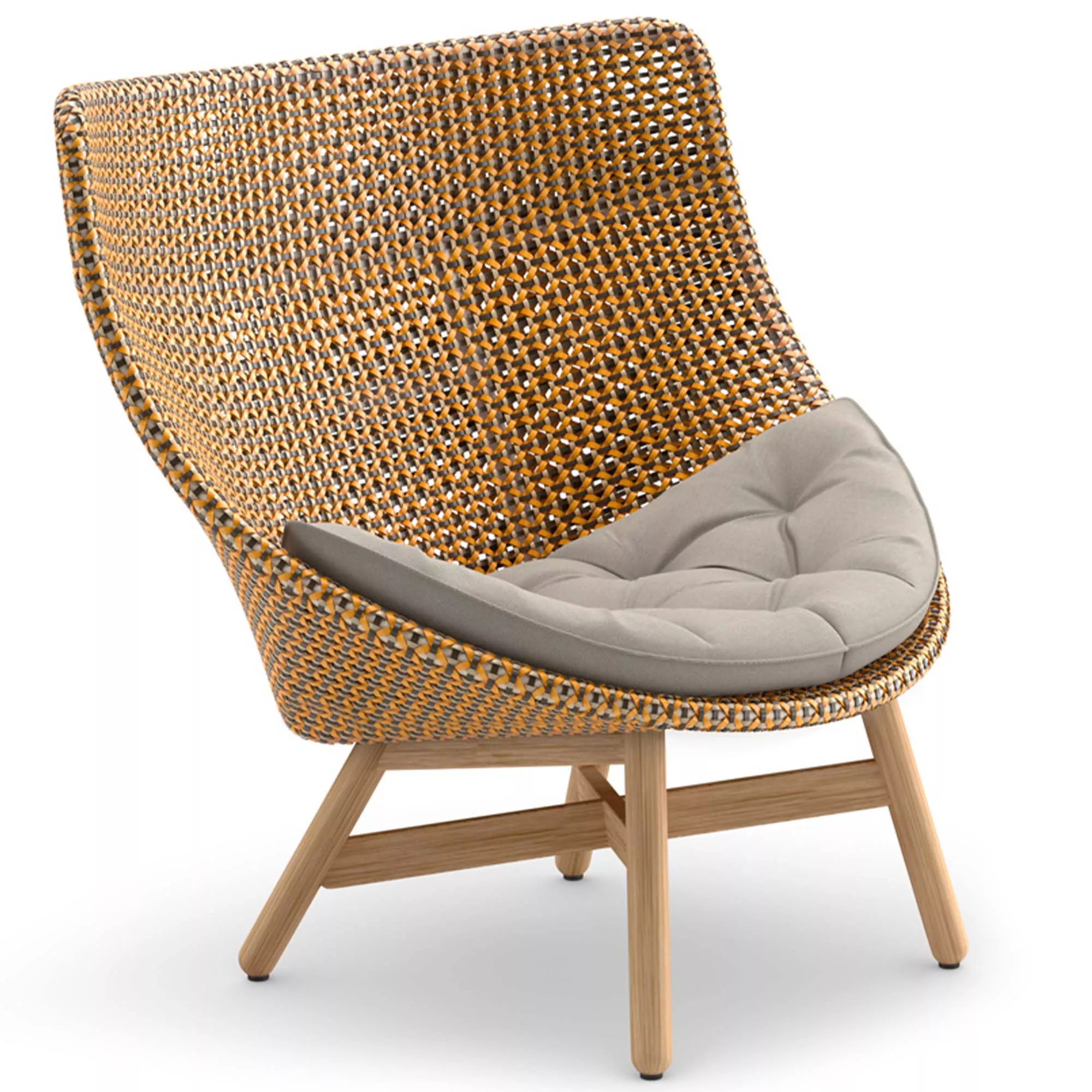 Dedon Mbrace Sitzkissen auf einem modernen geflochtenen Stuhl mit Holzbeinen ohne Hintergrund